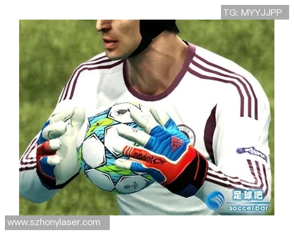 足球明星独特风格踢球时佩戴手套引发热议展现个性与技术的完美结合