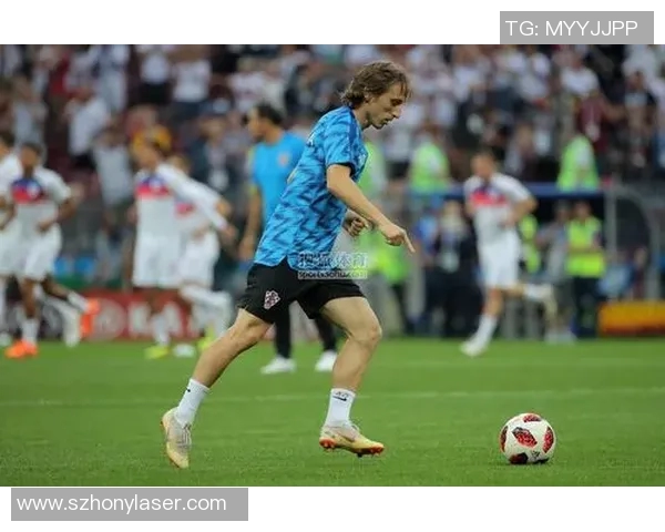 足球明星荣耀时刻高清捧杯瞬间尽显风采与激情